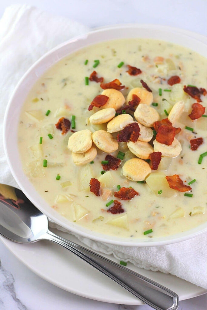 Delicious New England Clam Chowder with Bacon & Oyster Crackers Wallpaper