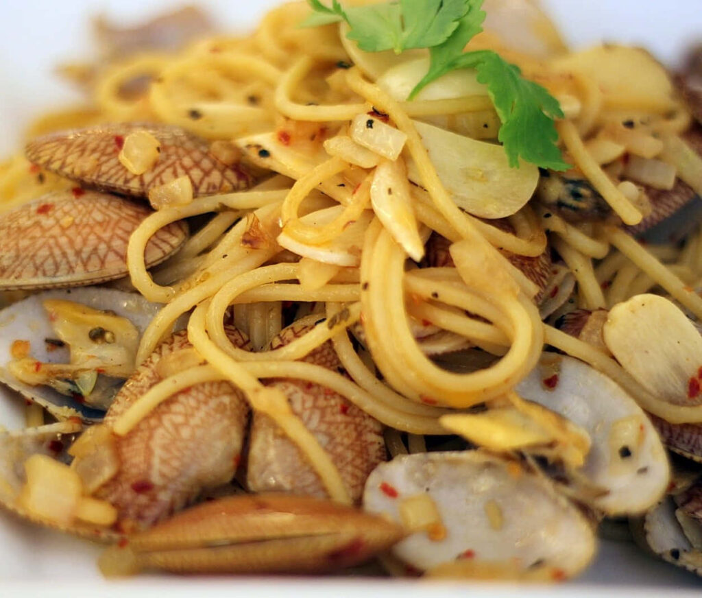 Delicious Clam Pasta Wallpaper: Flavorful Dish Close-Up Background