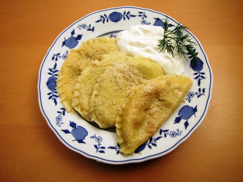 Delicious Pierogi Wallpaper: Vintage Plate with Dill & Cream Accent