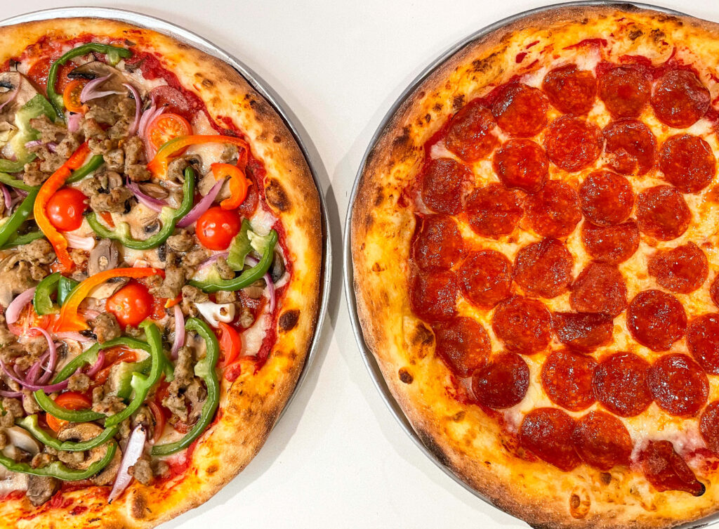 Vibrant Pizza Wallpaper: Spicy Pepperoni & Fresh Veggie Delight
