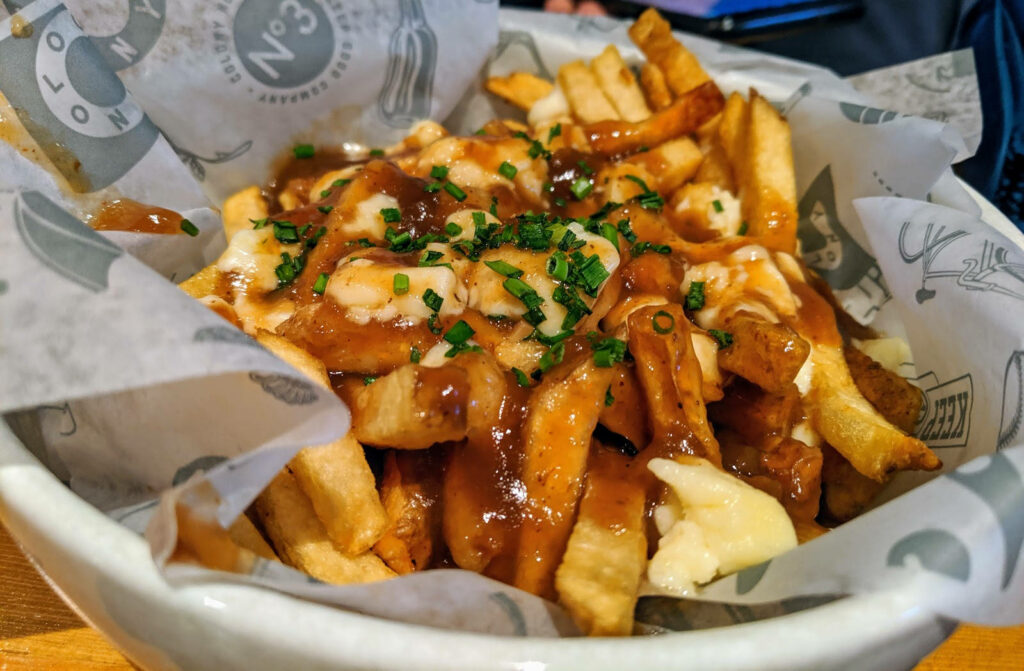 Delicious Poutine Wallpaper: Close-Up of Fries, Cheese, and Gravy