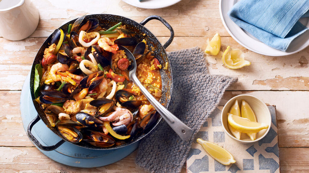 Stunning Seafood Paella Wallpaper: Vibrant Flavor in Every Bite