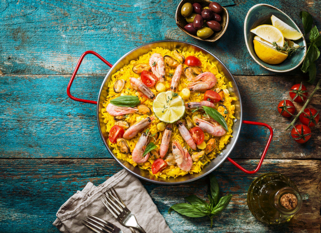 Vibrant Seafood Paella Wallpaper: Shrimp, Lime, and Fresh Ingredients