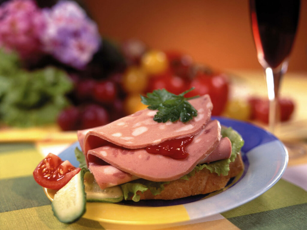 Luncheon Meat Delight: Sliced, Sauced, and Freshly Garnished Wallpaper
