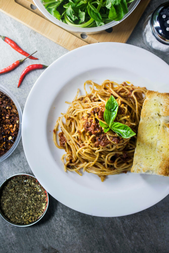Delicious Spaghetti with Tomato Sauce & Garlic Bread Wallpaper