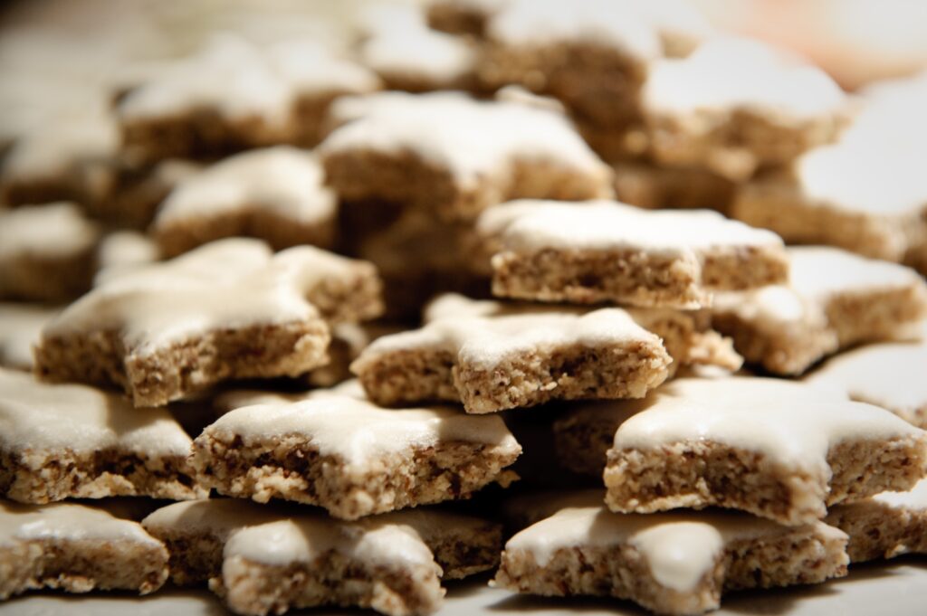 Star-Shaped Biscuit Wallpaper: Iced Desserts for Pastry Lovers