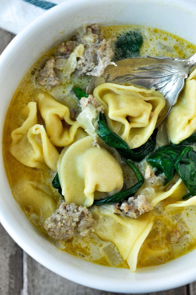 Cozy Tortellini in Brodo Wallpaper: Perfect for Food Lovers