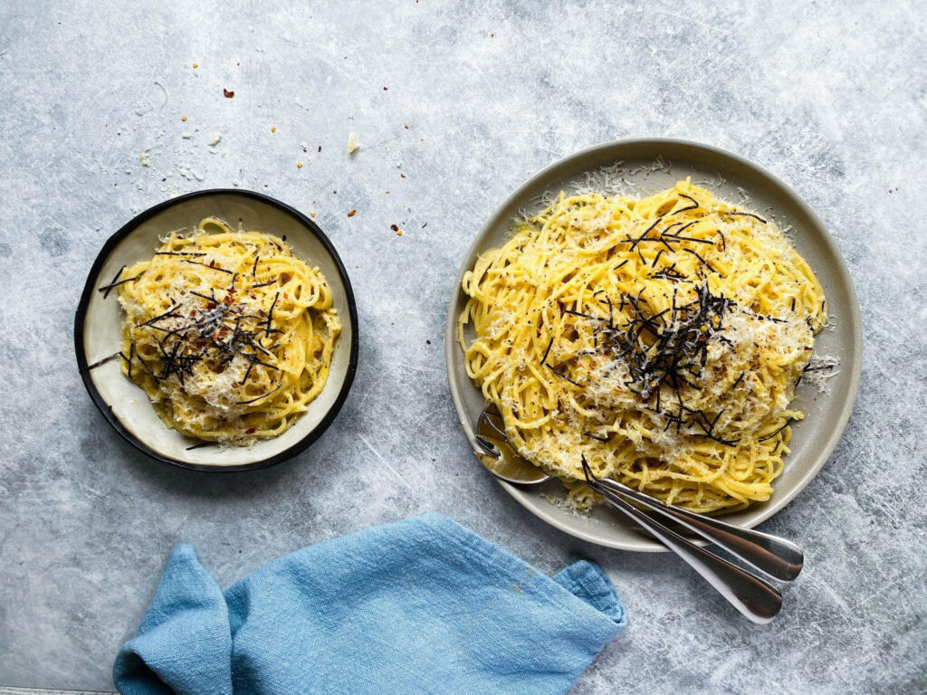 Truffle Cacio e Pepe Wallpaper: Creamy Pasta Delight on Grey Background
