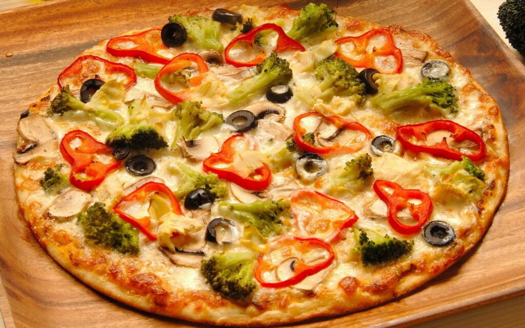 Delicious Vegetarian Pizza Wallpaper with Broccoli & Bell Peppers