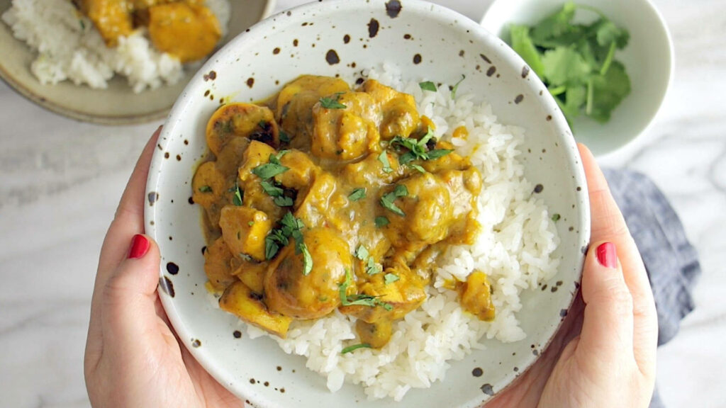 Delicious Yellow Curry Wallpaper: Savory Bowl & Fluffy Rice