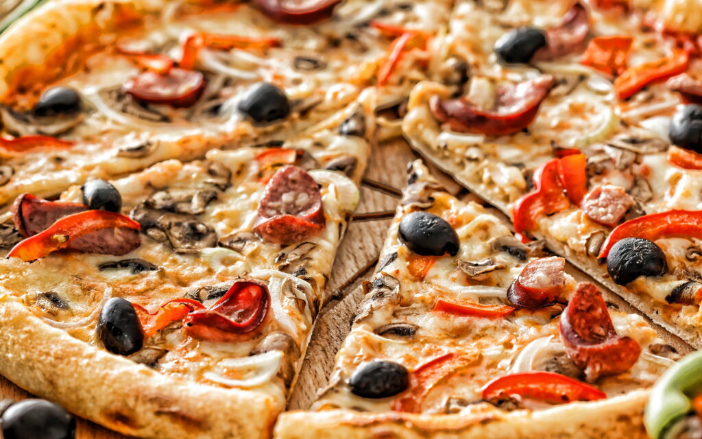 Mouthwatering Close-Up of a Savory Mushroom, Sausage, and Tomato Pizza: A Delectable and Appetizing QHD Fast Food Wallpaper