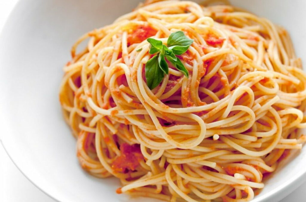 Cheesy Delight: A Mouthwatering Pasta Extravaganza in HD Wallpaper