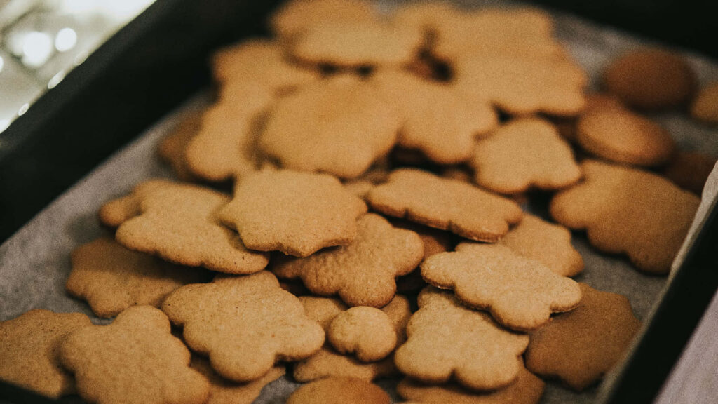Deliciously Crisp: Mouthwatering Cookie Delights as a Stunning 1920x1080 Background Wallpaper