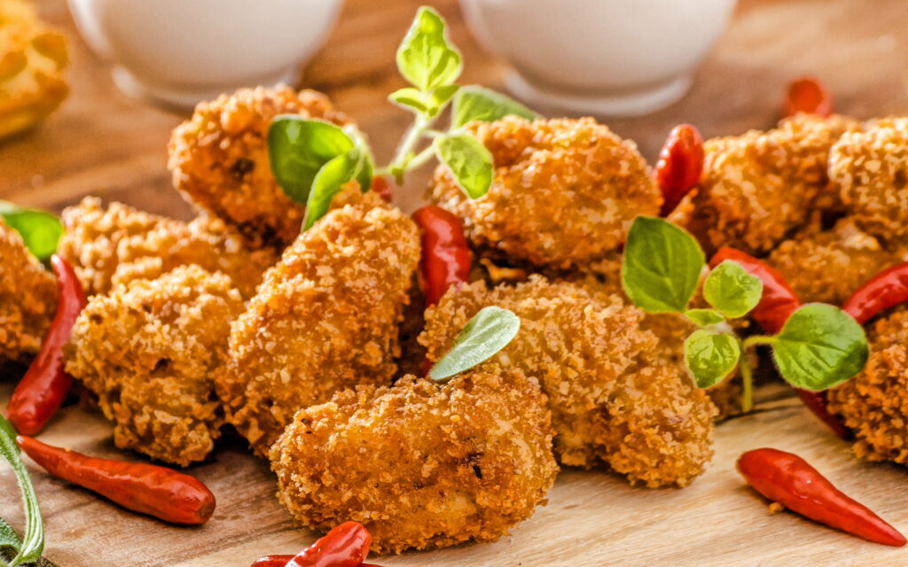 Sizzling Crispy Delights: A Delectable Feast of Fried Chicken Wings with Red Pepper Garnish - HD Wallpaper