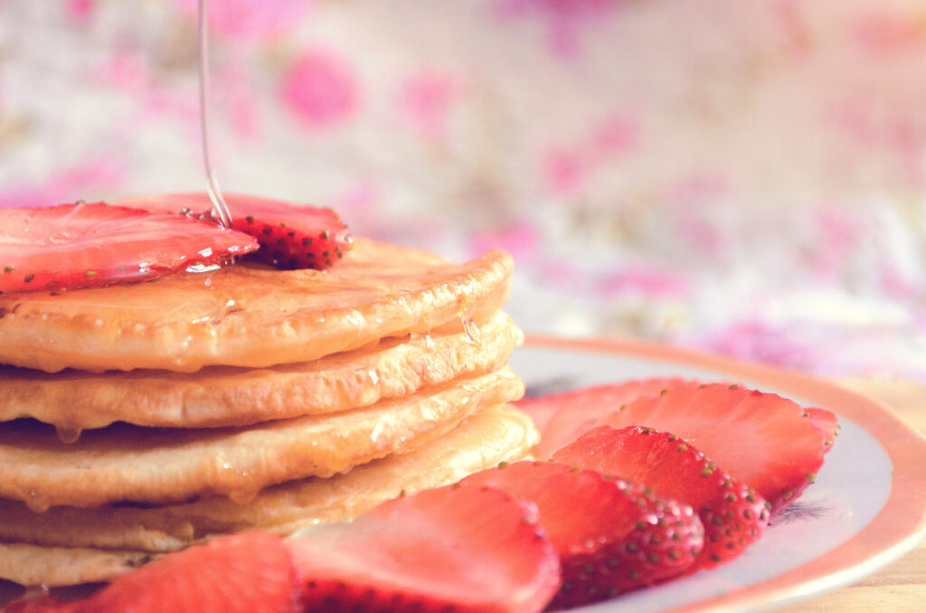 Delightful Breakfast Wallpaper: Golden Pancakes & Fresh Strawberries