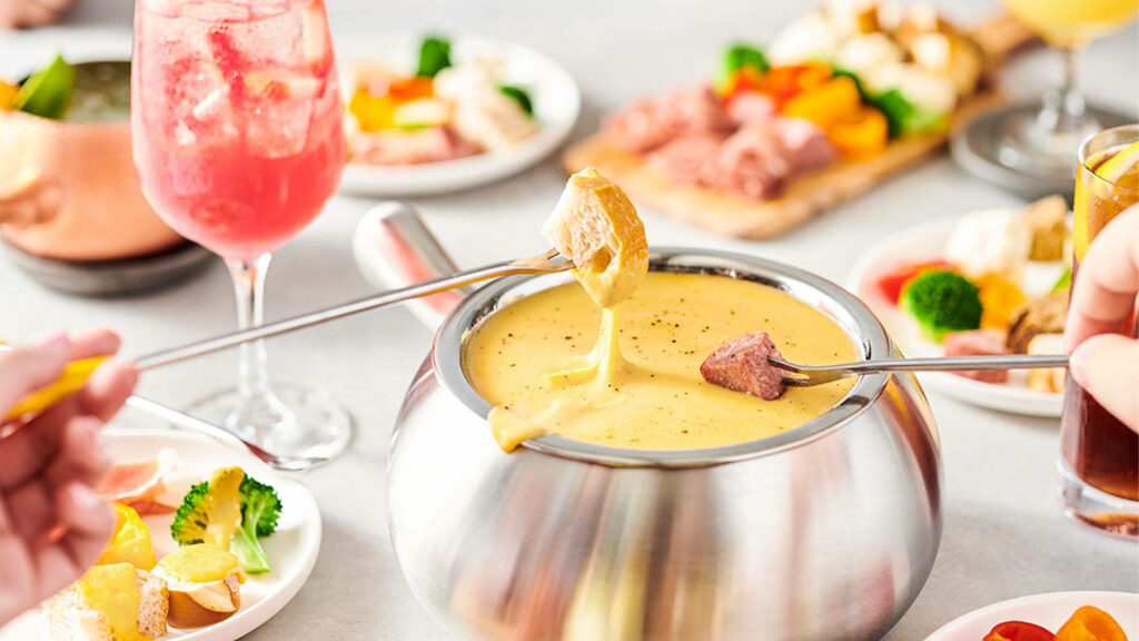 Cozy Cheese Fondue Wallpaper: Rich & Creamy Dining Experience