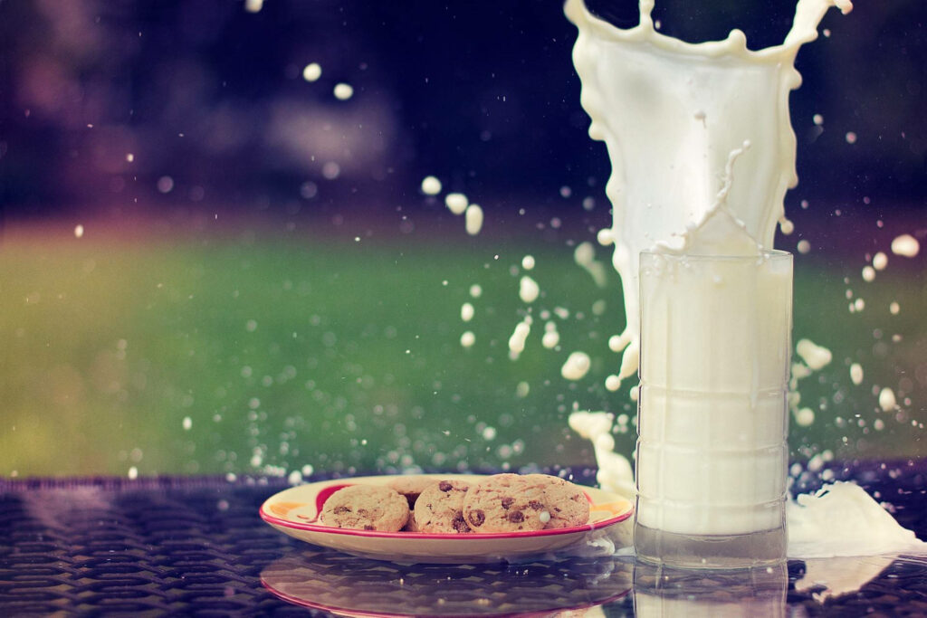 Playful Wallpaper: Chocolate Chip Cookies & Milk Splash Background