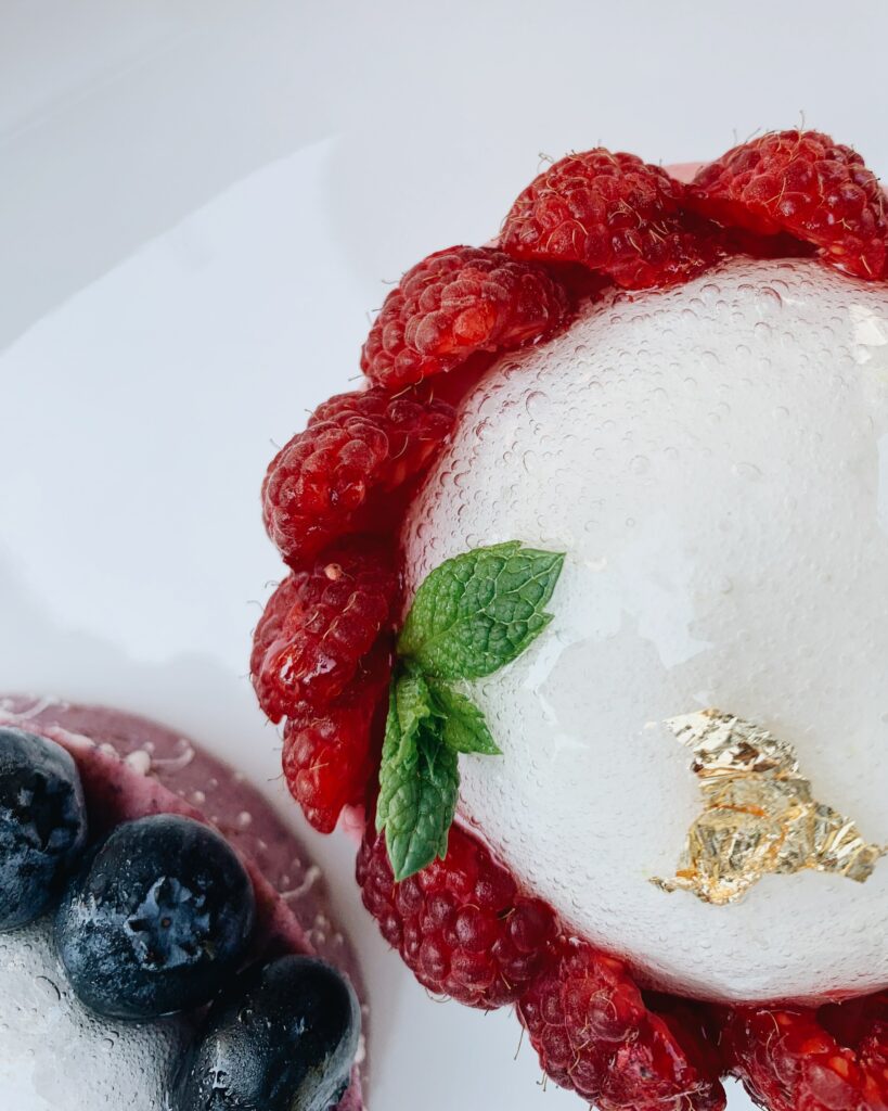 Vibrant Dessert Wallpaper: Raspberries, Blueberries & Fresh Mint