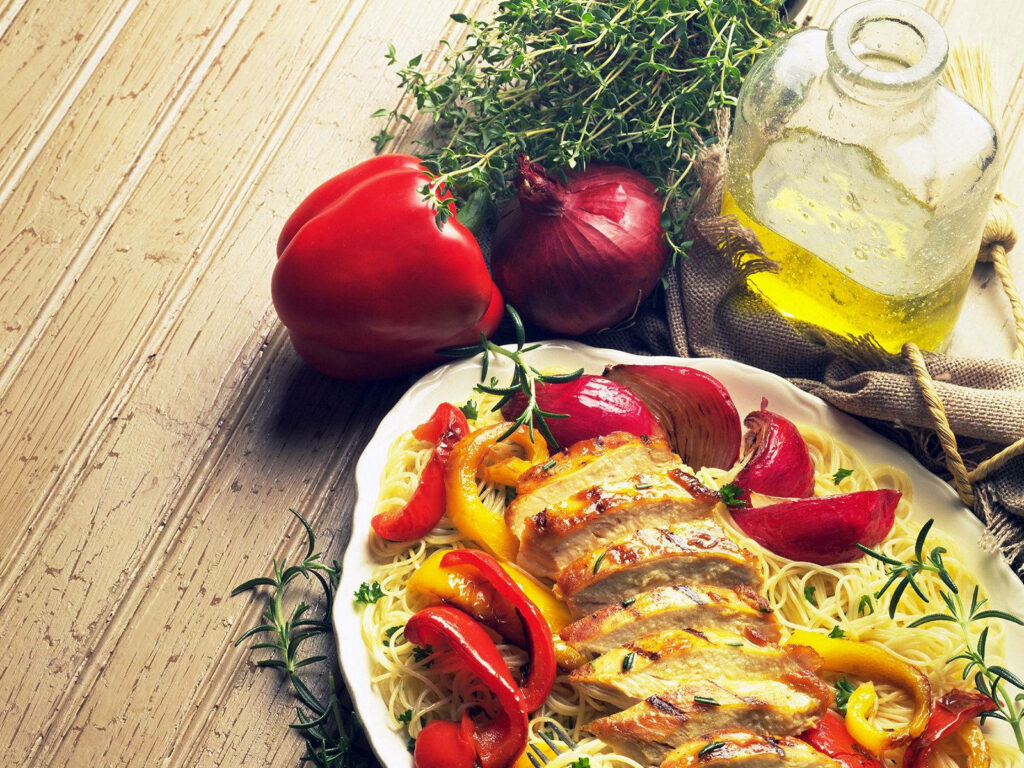 Delightful Italian Pasta Wallpaper with Chicken & Colorful Veggies