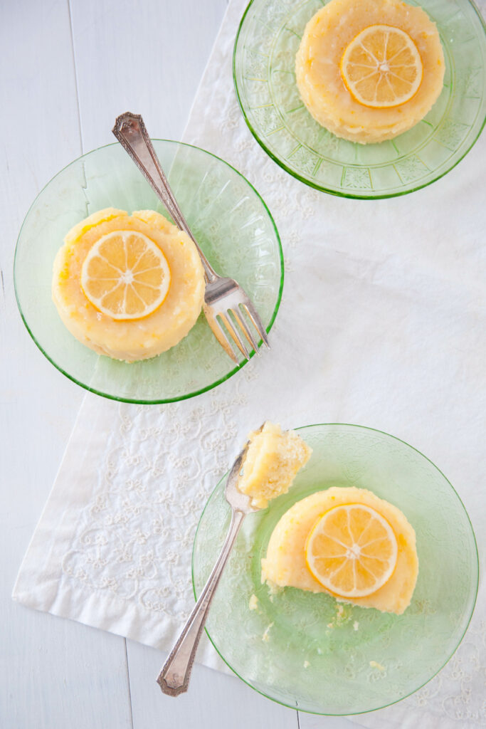 Lemon Cake Wallpaper: Fresh Dessert Display on Green Plates