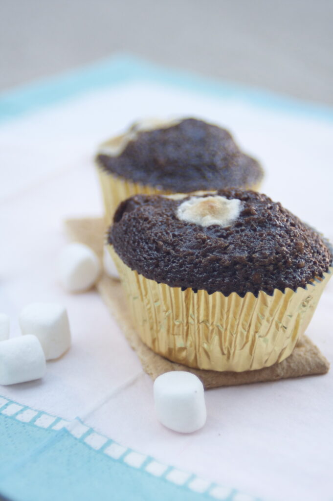 Delightful Cupcake Wallpaper: Chocolate Treats & Marshmallows