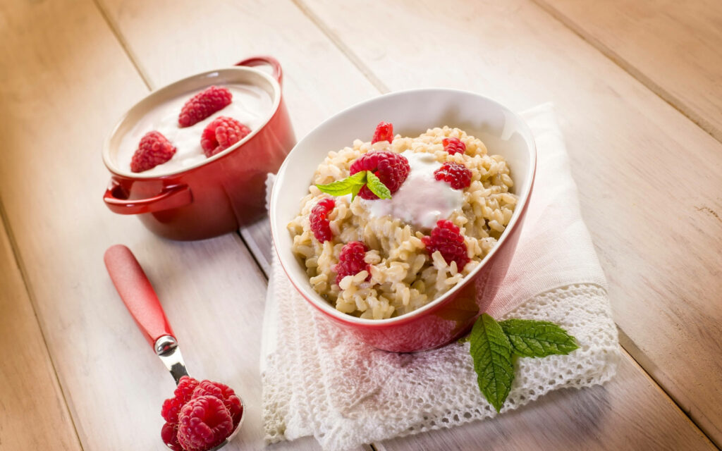 Fresh Yogurt with Raspberries & Rice Crispies: Elegant Wallpaper