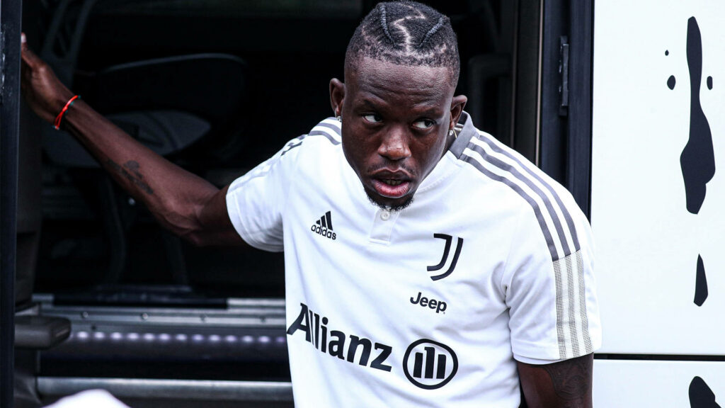 Denis Zakaria in Juventus training kit making funny face stepping out of vehicle dynamic lighting Wallpaper