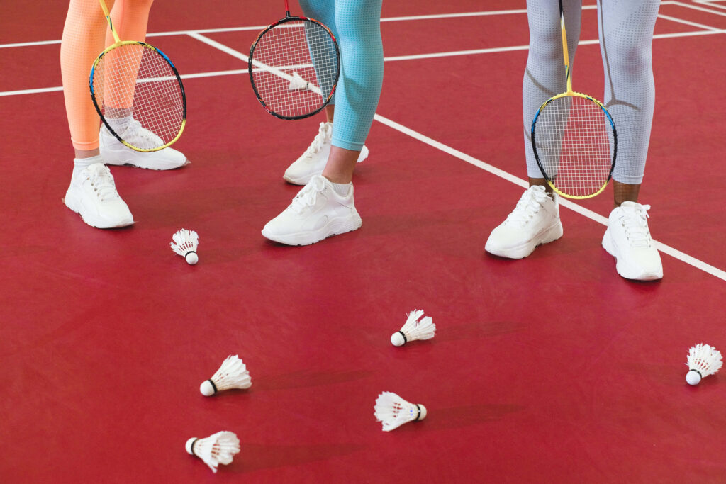 Badminton-Shuttlecock on Red Court Background Wallpaper