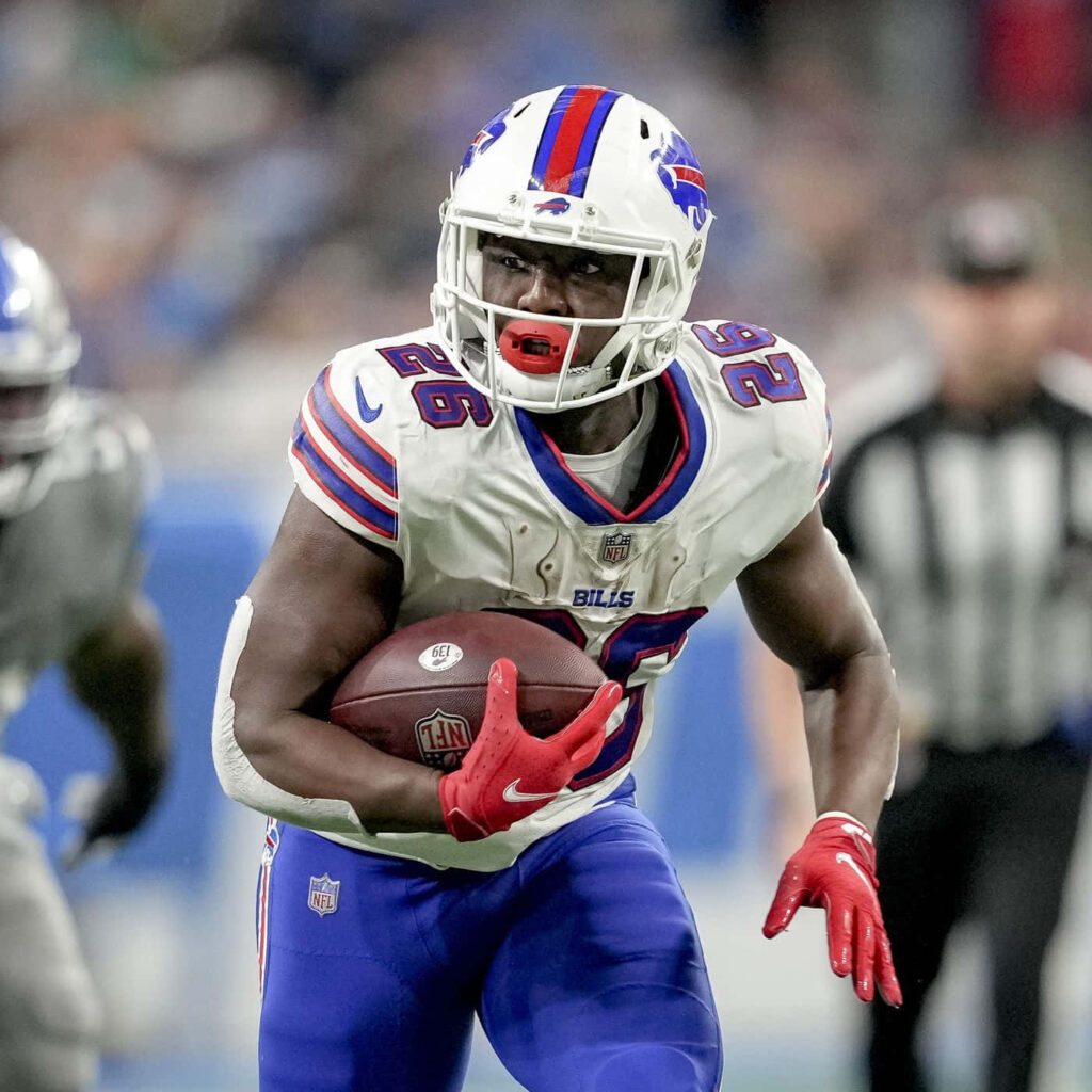 Devin Singletary Buffalo Bills running back in action gripping football evading defenders NFL gameplay Wallpaper