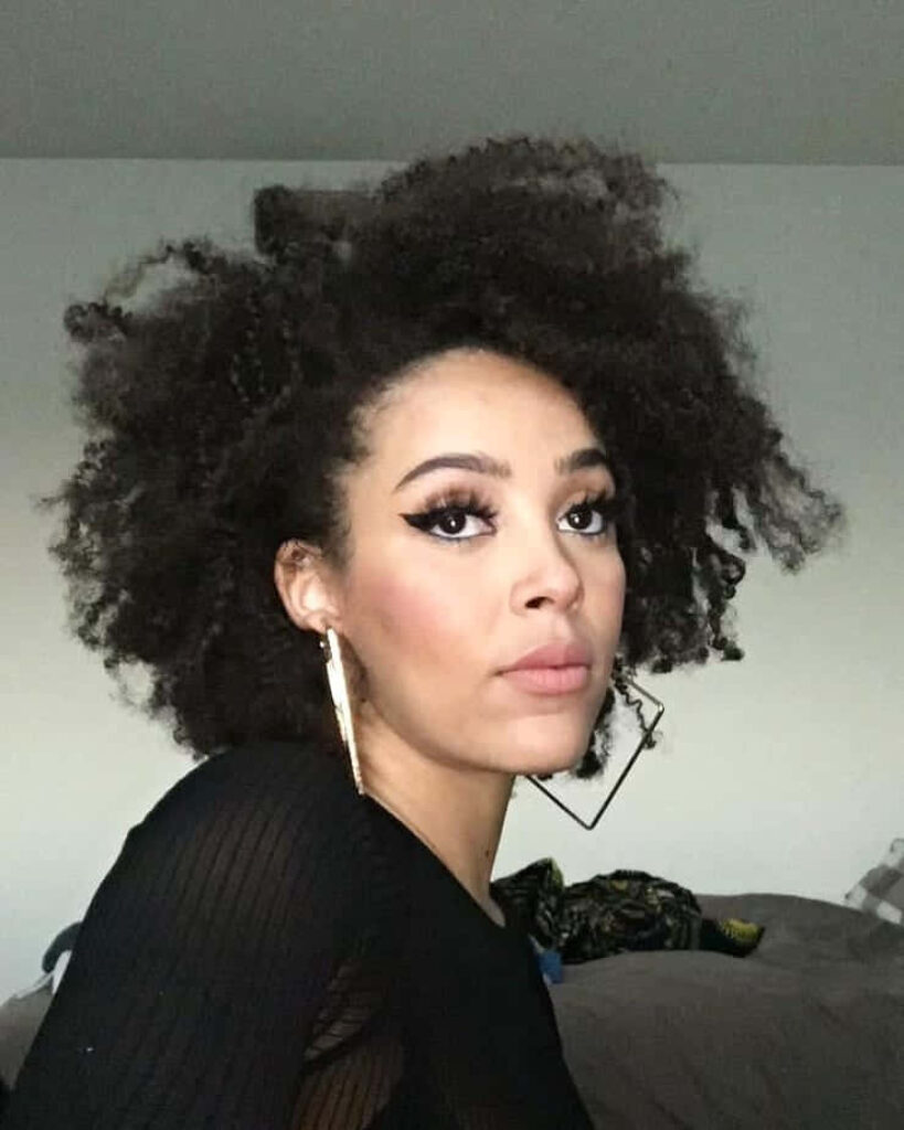 Doja Cat: Bold Makeup & Curly Hair Portrait | Elegant Wallpaper