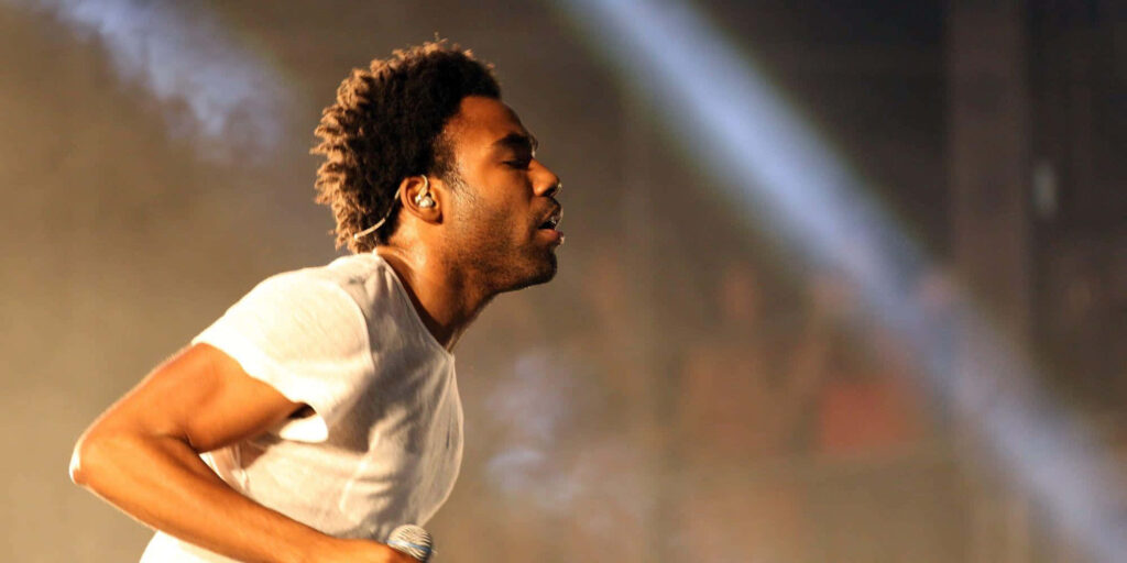 Donald Glover: Passionate Performance on Stage - Dynamic Wallpaper