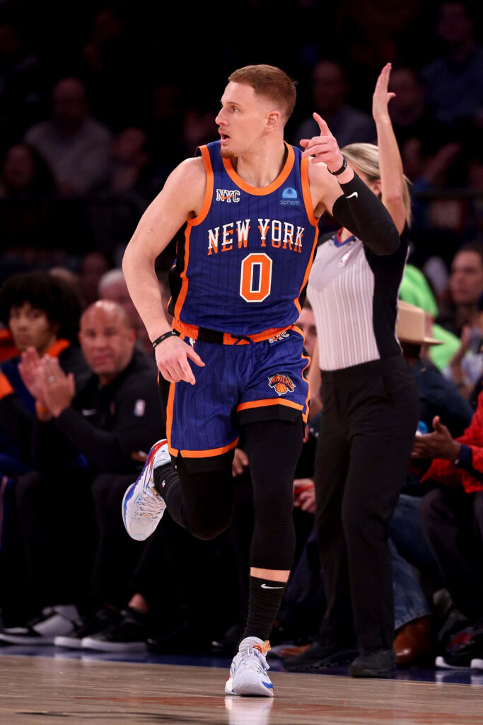Donte DiVincenzo in Knicks jersey focused mid-game basketball action dynamic arena background Wallpaper