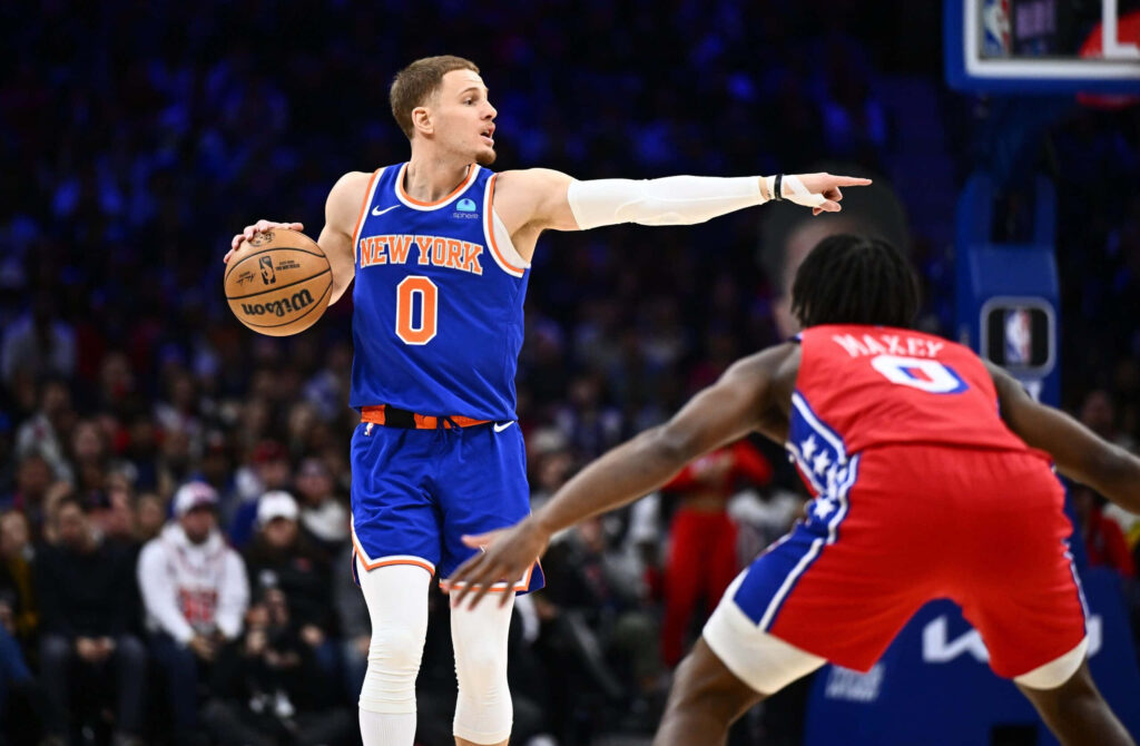 Donte DiVincenzo directing Knicks play against Tyrese Maxey defending 76ers NBA game intensity Wallpaper