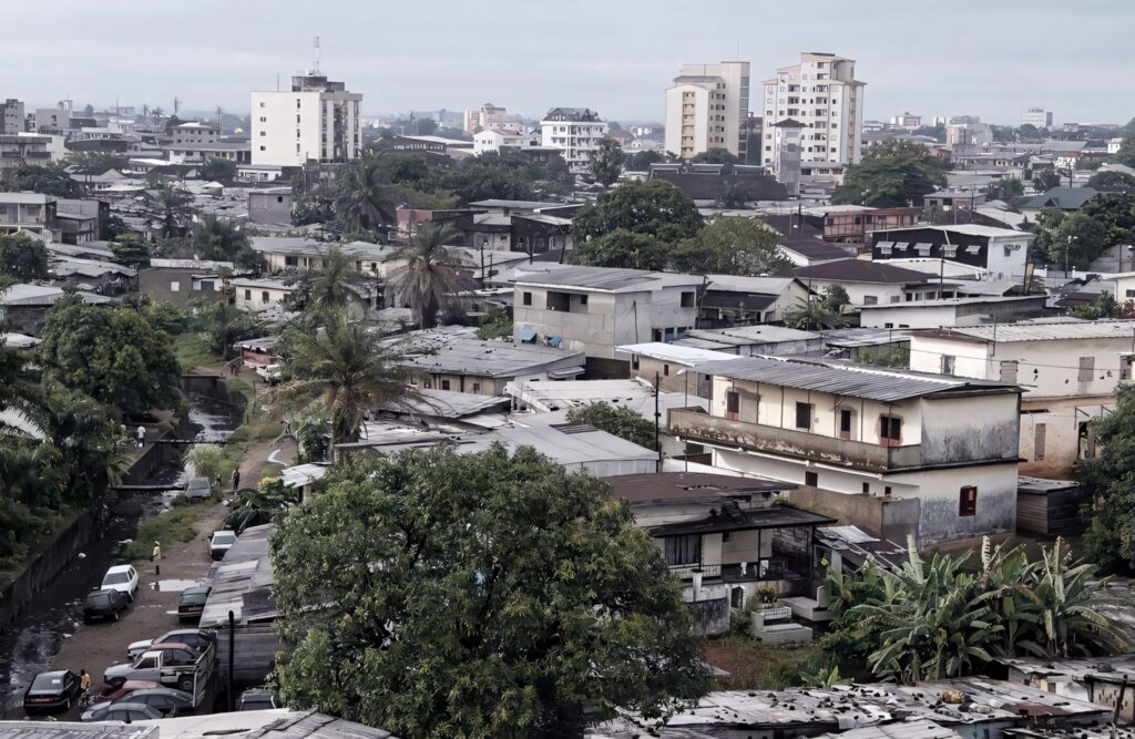 Douala Cityscape: Lush Greenery & Skyline Wallpaper Background