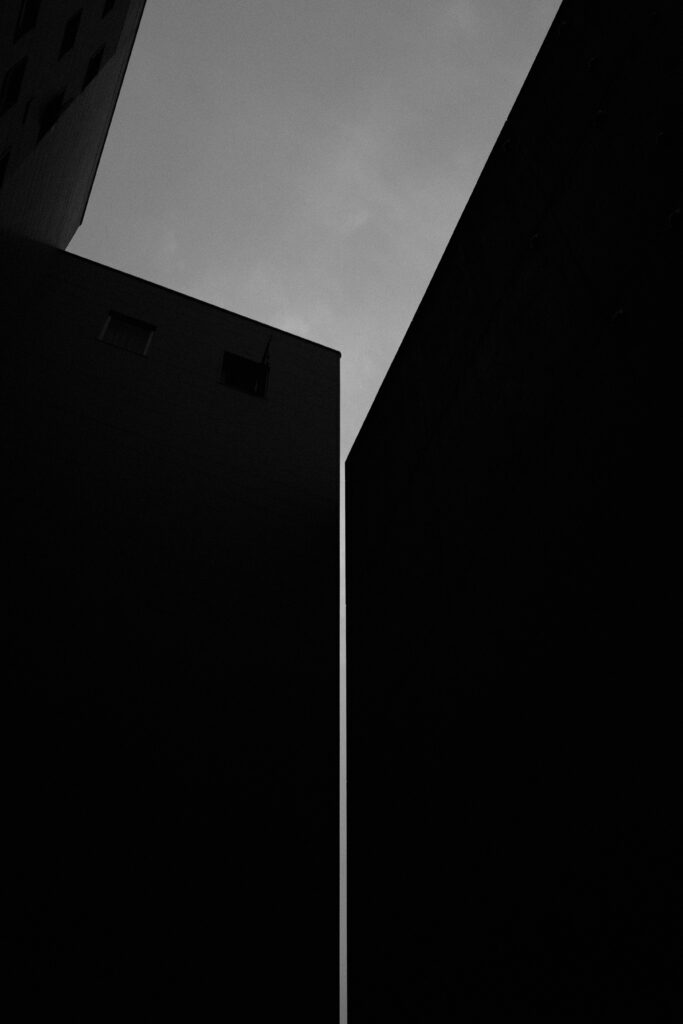 Stark Black and White Architectural Wallpaper: Modern Minimalist Design