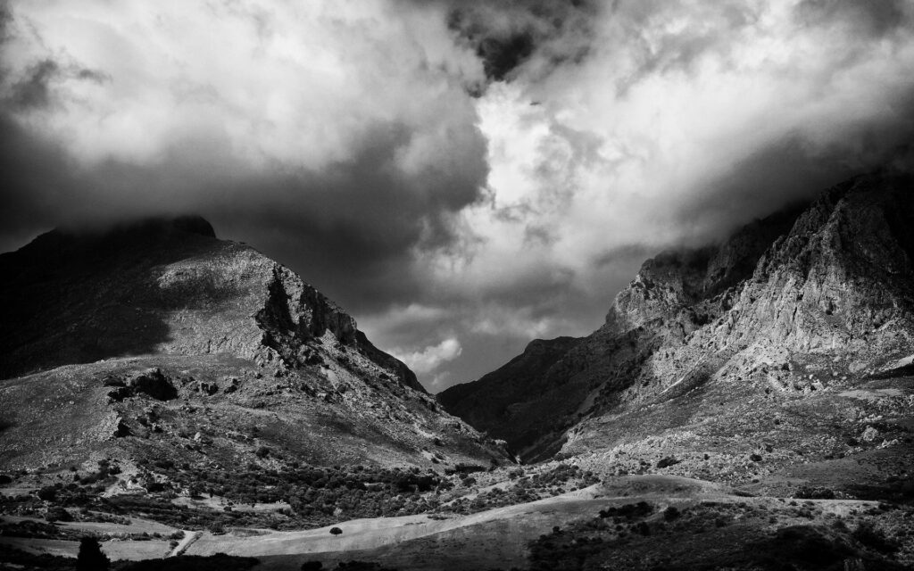 Stunning Black & White Mountain Landscape Wallpaper Background