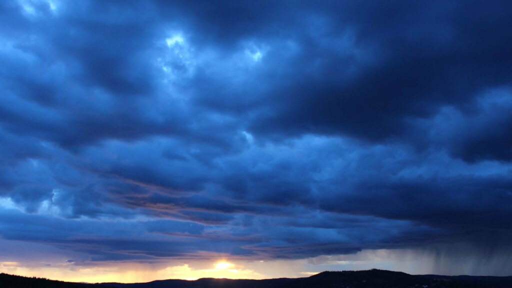 Stunning HD Wallpaper of Dark Storm Clouds and Illuminated Horizon