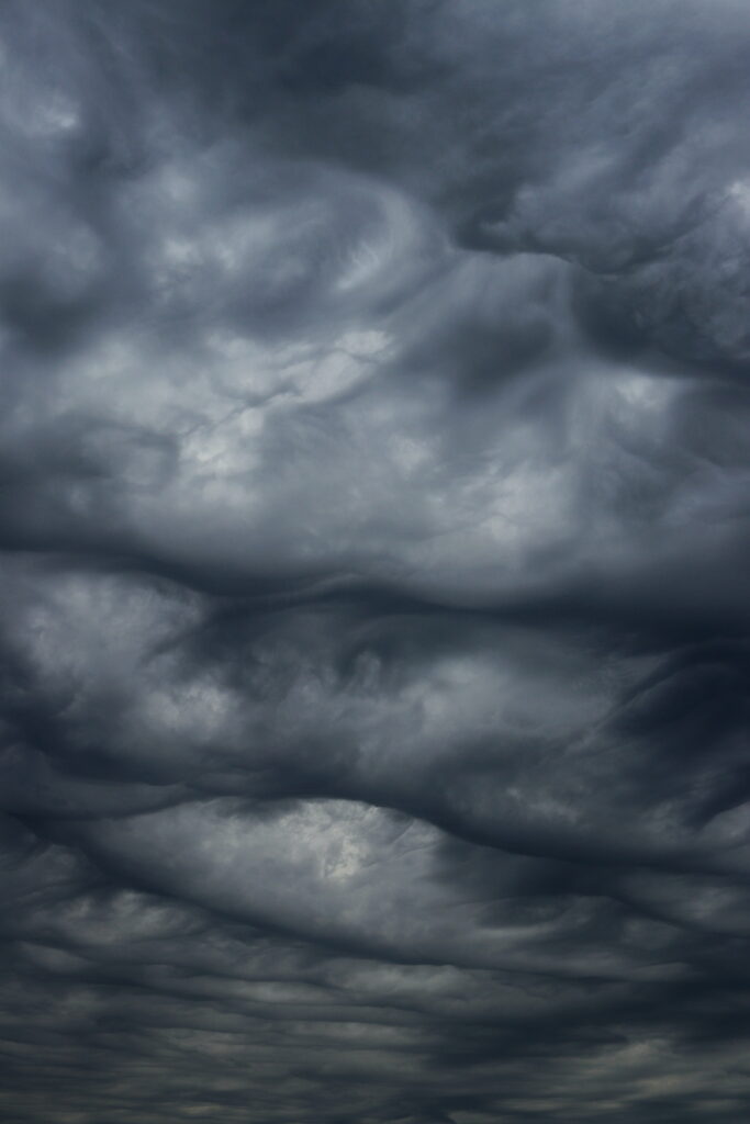 HD Phone Wallpaper: Dramatic Cloud-Filled Sky Background