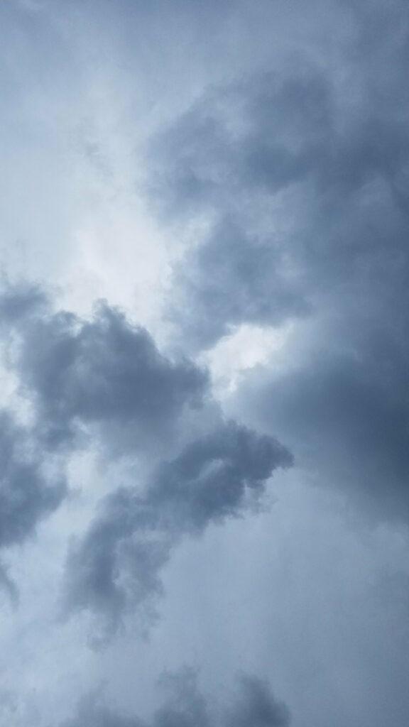 HD Stormy Evening Sky Wallpaper: Moody Gray and Blue Background