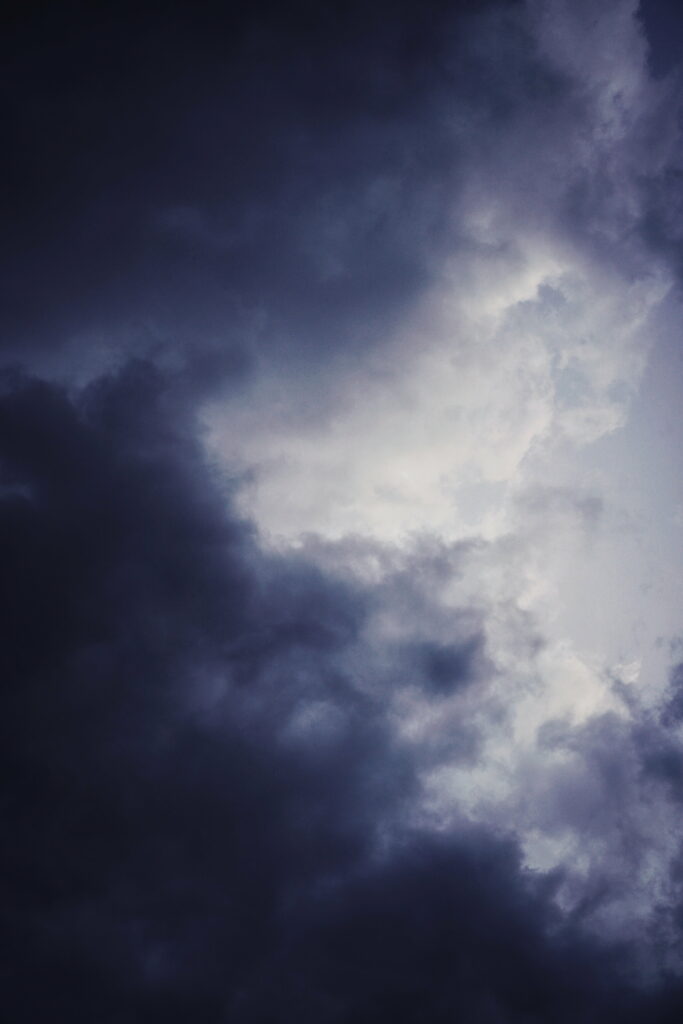 Moody HD Phone Wallpaper: Dramatic Overcast Sky Background
