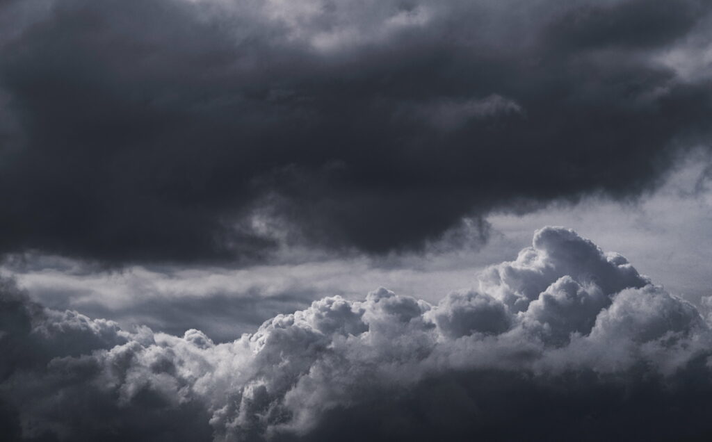 Moody HD Wallpaper: Dramatic Sky with Ominous Dark Clouds
