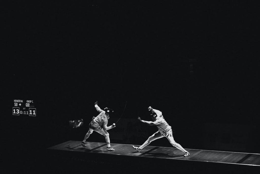 Monochrome fencing duel Max Heinzer and Christoph Kneip intense épée match 13-11 scoreboard Wallpaper
