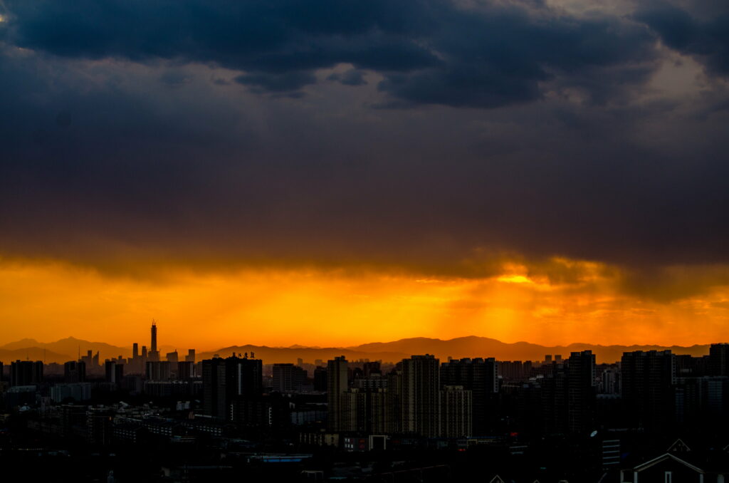 Dramatic Night City Skyline HD Wallpaper - Vibrant Sunset Background