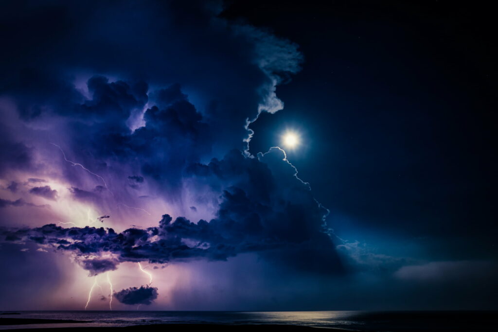 Stunning Ocean Night Sky Wallpaper: Lightning Strikes & Dramatic Clouds