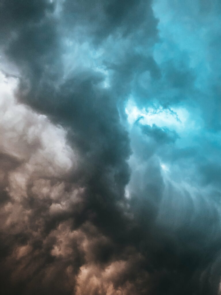 Dramatic HD Phone Wallpaper: Ominous Gray & Blue Cloudy Sky