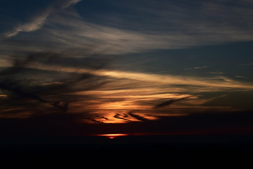 Dramatic Sunset HD Wallpaper: Orange & Red Horizon Background