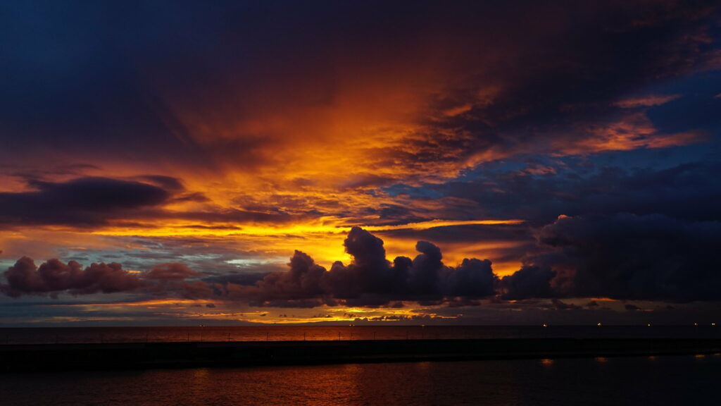 Dramatic Sunset Over Sea – Stunning HD Background Wallpaper