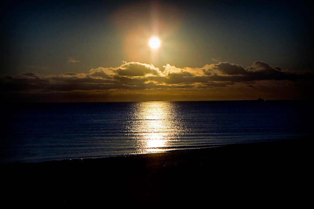 Dramatic Sunset Wallpaper: Serene Lake & Golden Reflections