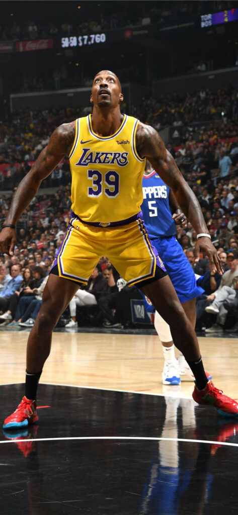 Dwight Howard in LA Lakers jersey 39 poised on court during intense game against blue team Wallpaper
