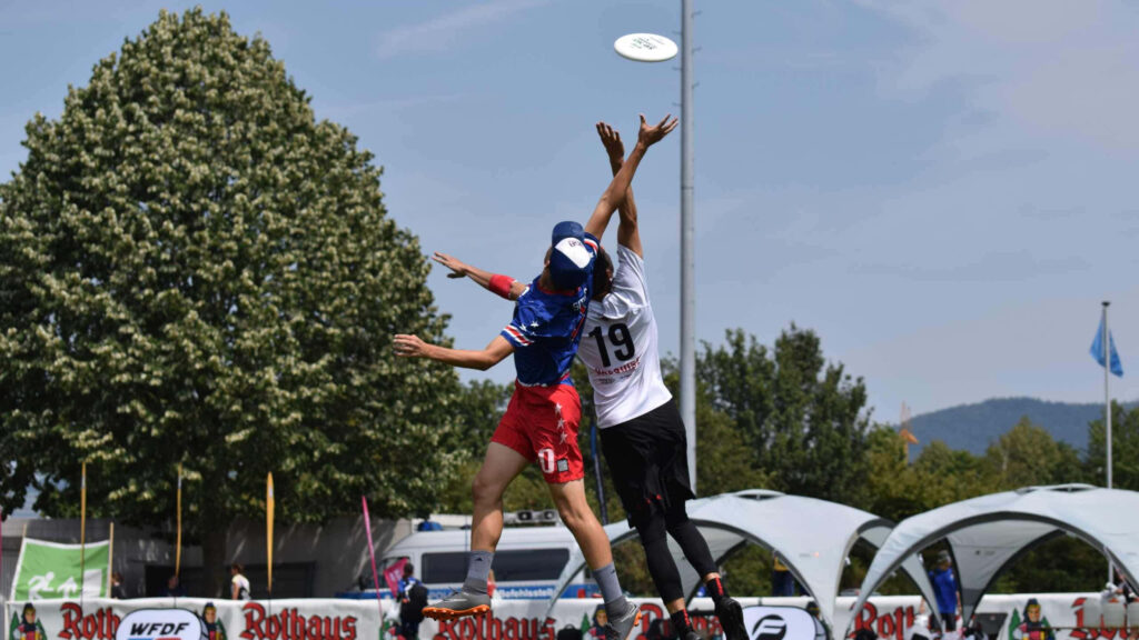 Intense Frisbee Challenge 1440p Wallpaper - Dynamic Outdoor Action